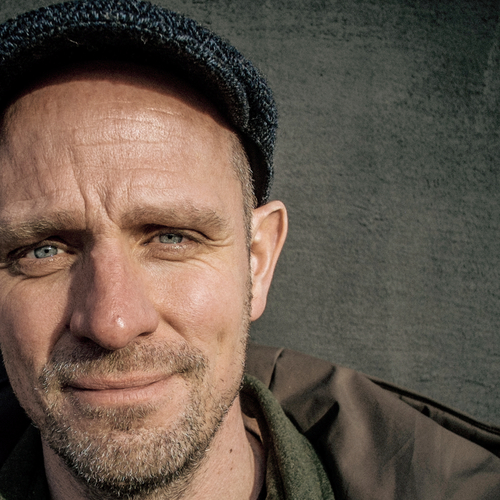 Olaf Koens interviewt Jelle Brandt Corstius over Oekraïne in oorlogstijd: ‘Zodra er een wapenstilstand is, open ik een reisbureau'