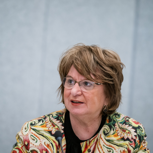 Mariëtte Hamer sprak met studenten over omgangsnormen: ‘De norm veranderen in een gepolariseerde samenleving is best moeilijk’