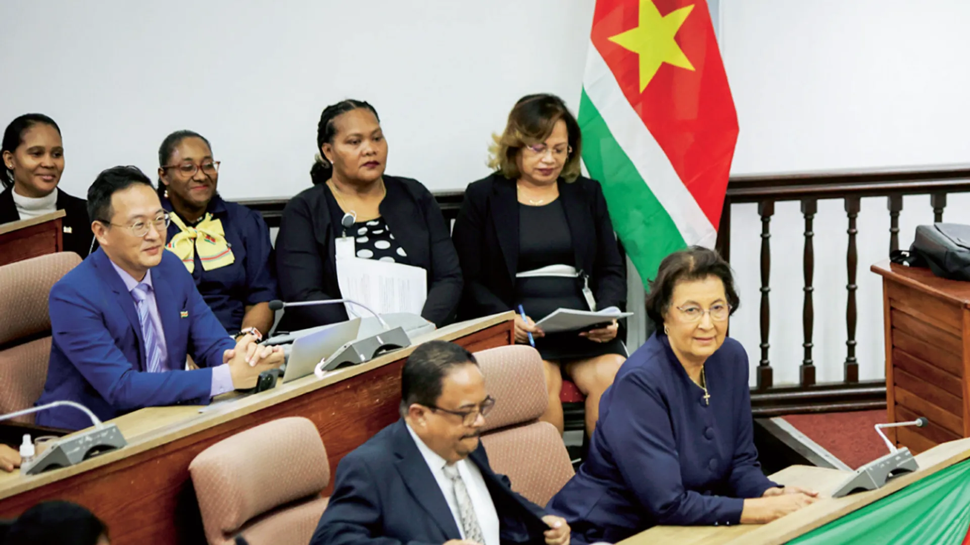 Jennifer Geerlings-Simons en Gregory Rusland in het Surinaamse parlement, juli 2025.
