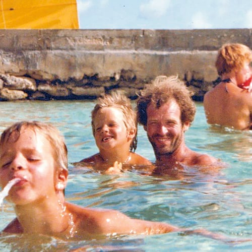 Peter Faber herinnert zich zijn eerste vakantie: 'Mijn ouders kregen slaande ruzie'