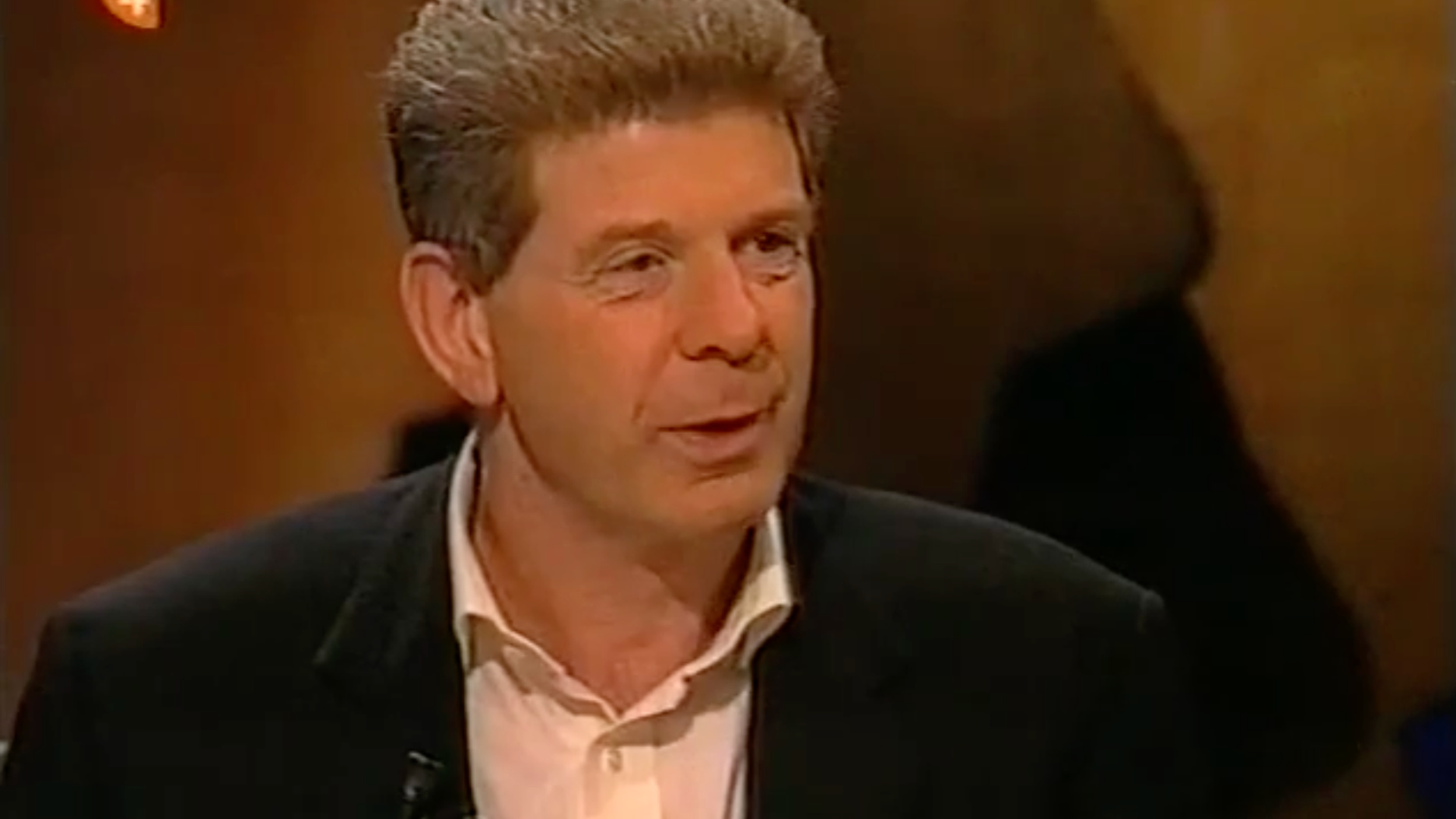 Frits Barend tijdens een uitzending van Barend en van Dorp