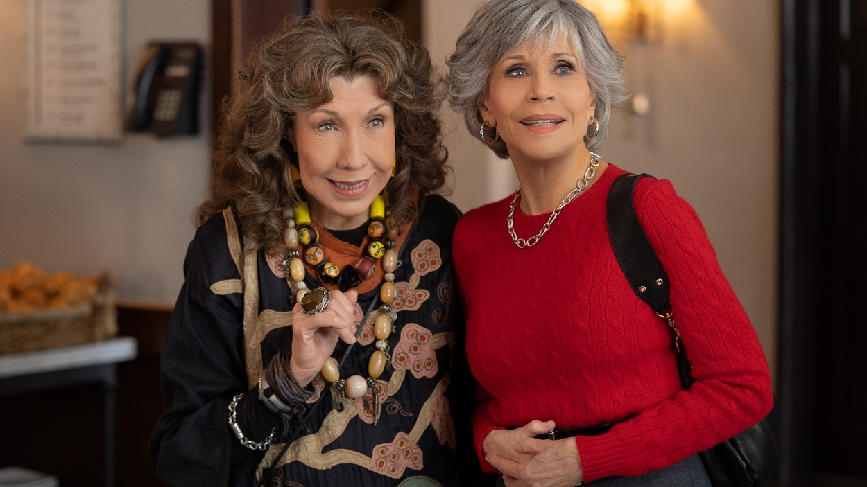 Grace and Frankie S07E05 zelfspot en seksgrappen - de Lagarde foto