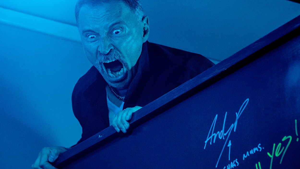 T2-JB-00850.dngBegbie (Robert Carlyle) raging over toilet cubicle