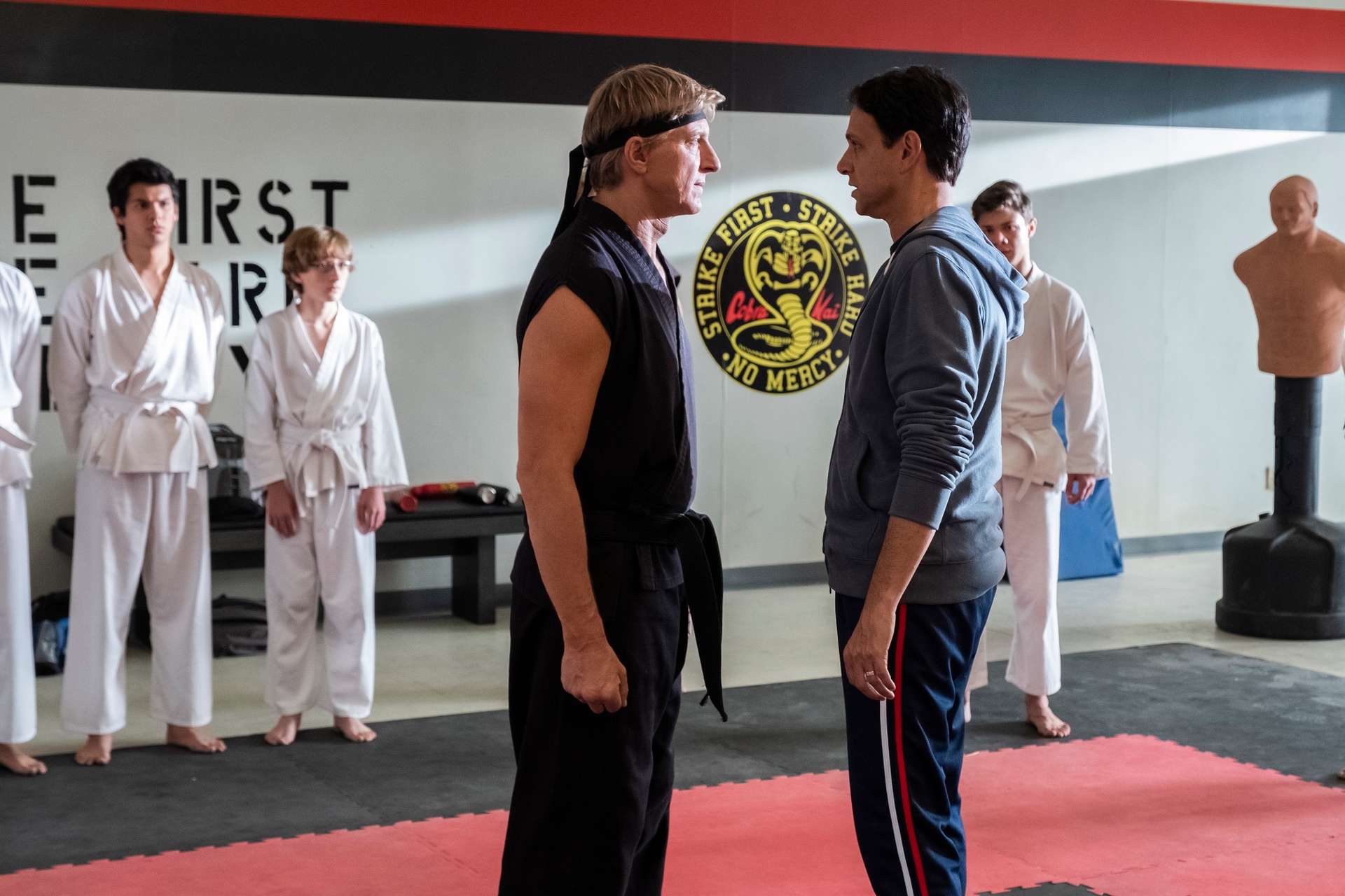 Cobra Kai S01 02 De Rivaliteit Gaat Verder Varagids Bnnvara