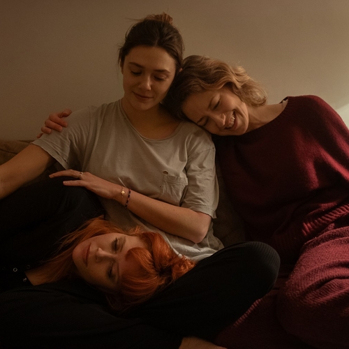 His Three Daughters: trailer voor Netflix-film met Natasha Lyonne en Elizabeth Olsen